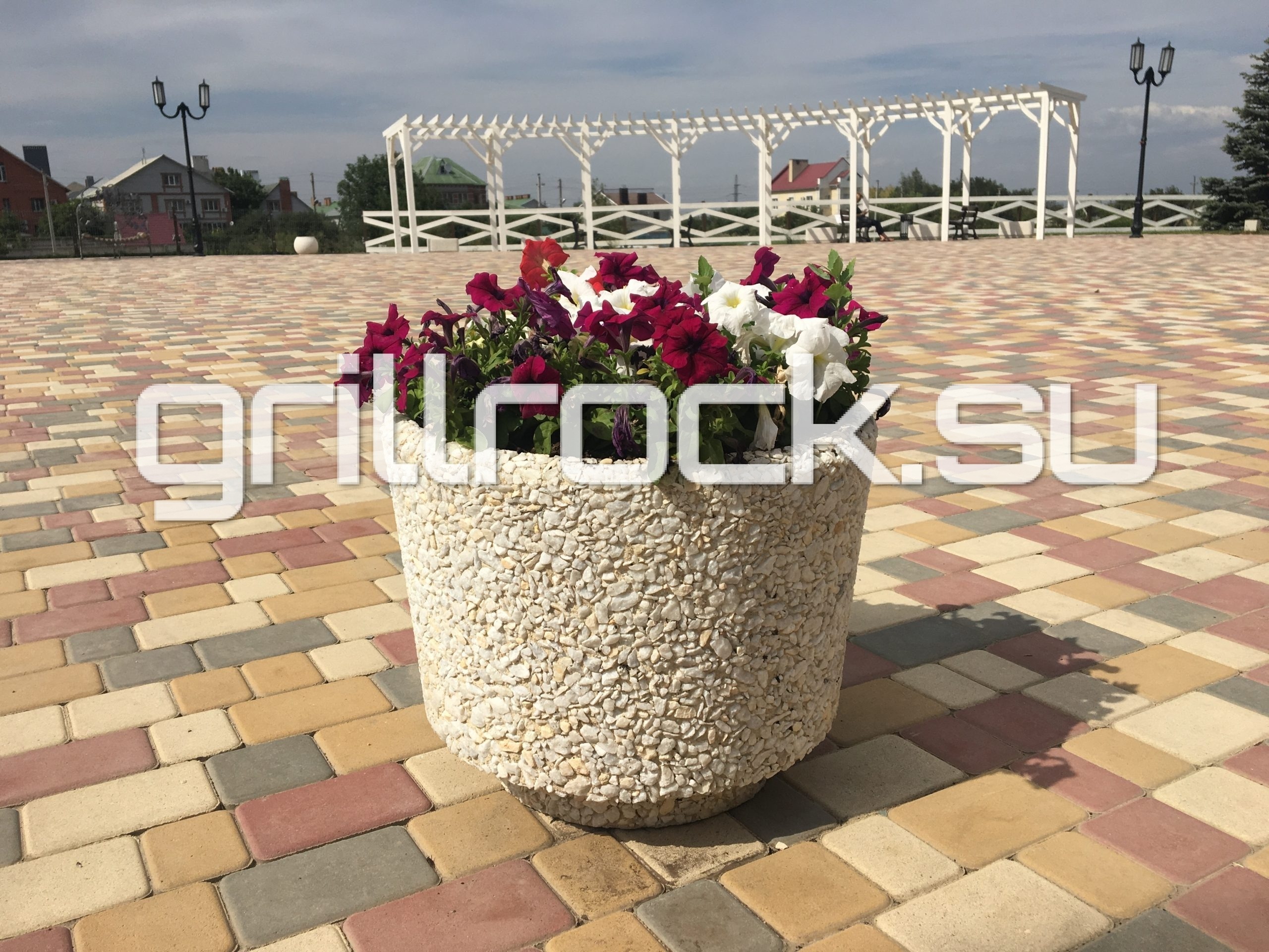 Цветочный вазон «Астра» бетонный уличный с каменной крошкой